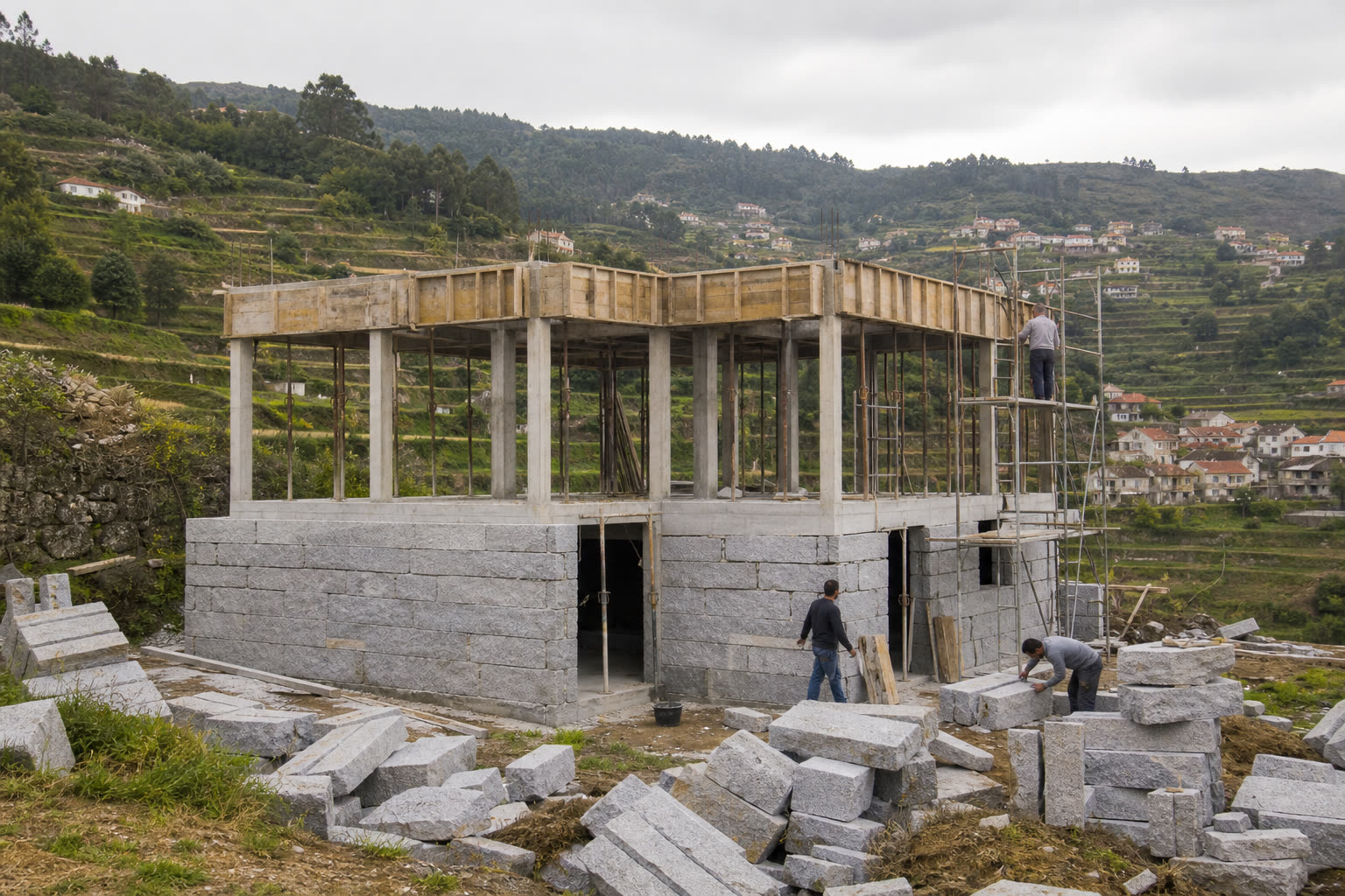 Moradia em granito e betão em construção, com andaimes, numa encosta minhota.